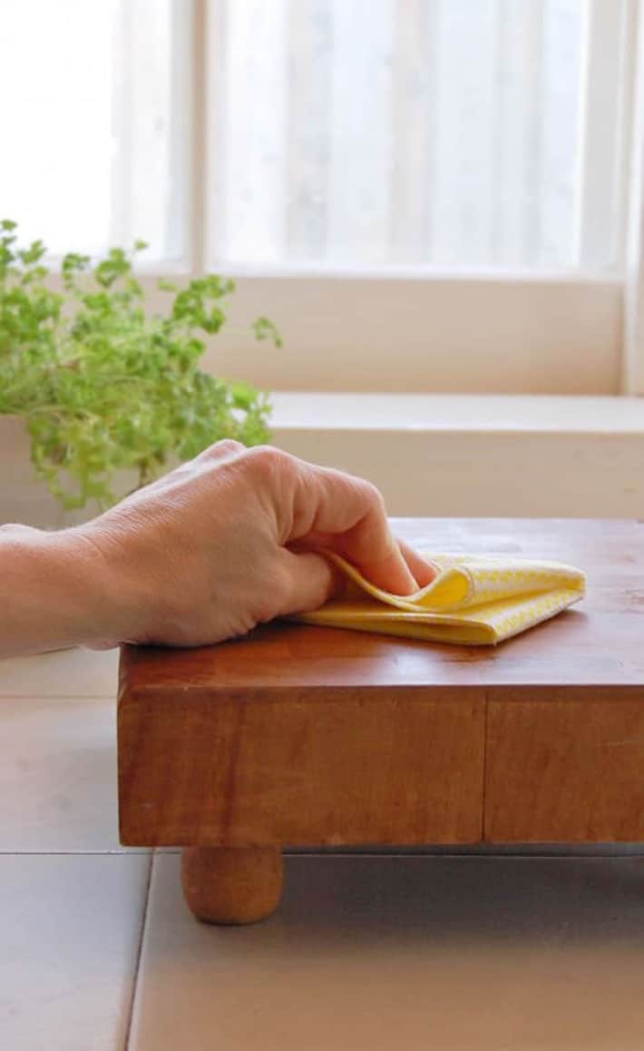 How to Clean a Wooden Cutting Board: 4 Methods